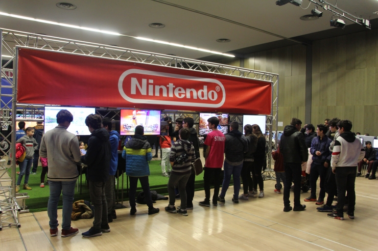 Nois i noies al Saló del videojoc.